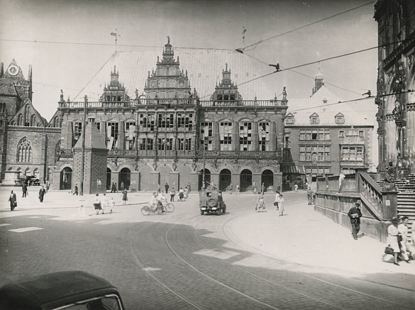 Der Roland eingemauert, die Scheiben zerstört: das Rathaus am Ende des Zweiten Weltkrieges