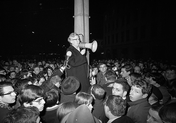 Das Rathaus und die Frauen - Bürgermeisterin Mevissen spricht auf dem Domshof mit Studierenden, Januar 1968