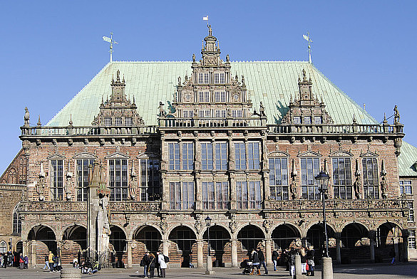 Rathaus vor der Dachsanierung mit grüner Patina