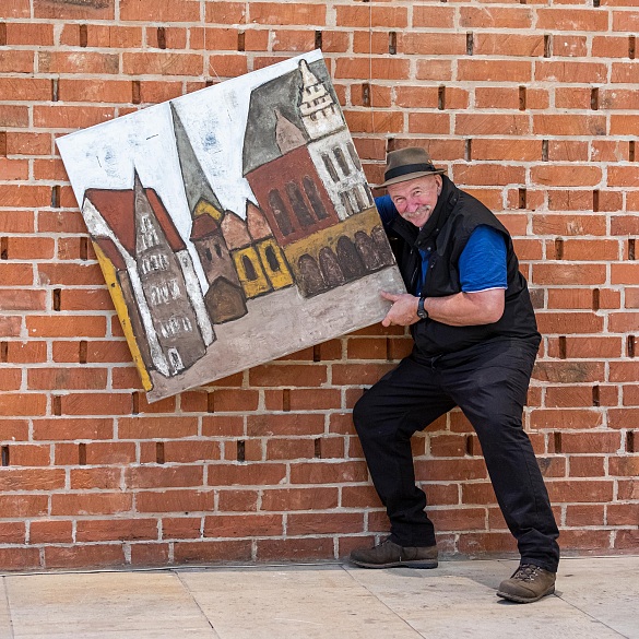 Der Künstler Alexander Dettmar beim Aufbau der Ausstellung Deutschland eine Malerreise – Welterbestätten.