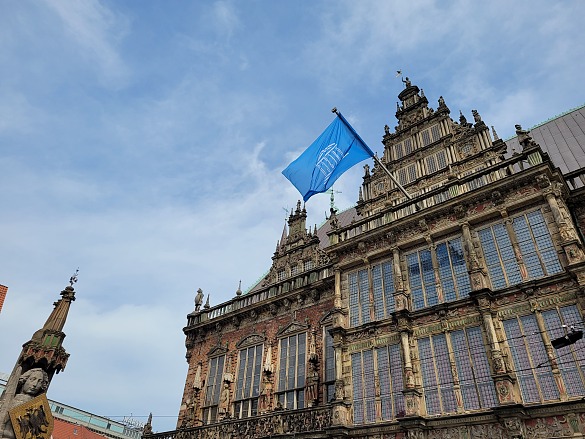 Am UNESCO-Welterbetag weht am Bremer Welterbe die Flagge der UNESCO