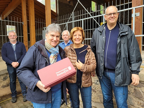 Ratskellermeister Karl-Josef Krötz freut sich über die Ehrung von Malu Dreyer und Andreas Bovenschulte.