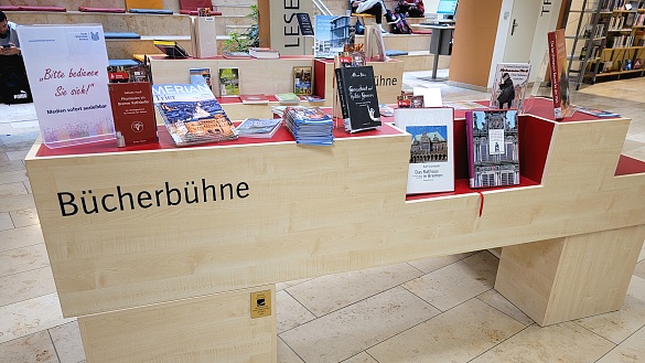 Bücherbühne im Foyer der Stadtbibliothek