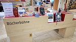 Bücherbühne im Foyer der Stadtbibliothek | Foto: Peter Lohmann