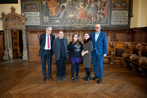 Bremer Literaturpreisverleihung 2025: (von re.) Bürgermeister Andreas Bovenschulte, Barbara Lison, Förderpreisträgerin Stefanie Sargnagel, Preisträger Wilhelm Bartsch und Dr. Lothar Müller. 