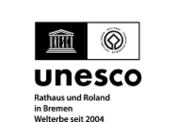 Bild vom Logo Unesco Zeichen mit dem Zusatz Rathaus und Roland Welterbe seit 2004 