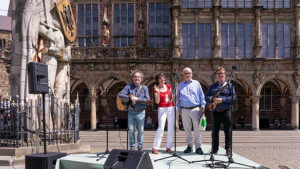 Start mit Vortrag und Musik zum 