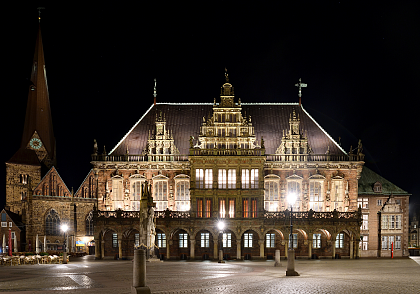 Seit 20 Jahren UNESCO-Welterbe - Rathaus und Roland im Herzen der Hansestadt. 