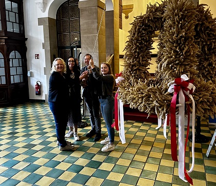 Mit vereinten Kräften wird die Erntekrone der Bremer Landfrauen unter die Decke der Eingangshalle des Rathauses gezogen (von links): Andrea Geerken (1. Vorsitzende der Bremer Landfrauen), Staatsrätin Carmen Emigholz, Hilmer Garbade (Präsident des Bremer Landwirtschaftsverbandes) und Luisa Gartelmann von der Landjugend Bremen-Blockland. 