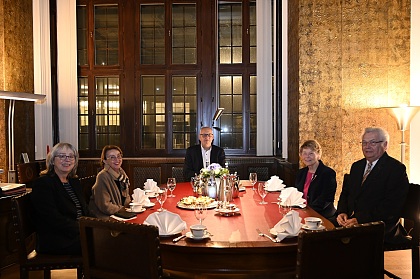 Die beiden Zeitzeugen Frau Dr. Eva Umlauf (2. links) und Friedrich Buhlrich mit seiner Frau Bärbel (rechts) und Dr. Martina Höhns (links), Referatsleitung für Interkulturelle und interreligiöse Angelegenheiten im Gespräch mit Bürgermeister Dr. Andreas Bovenschulte.