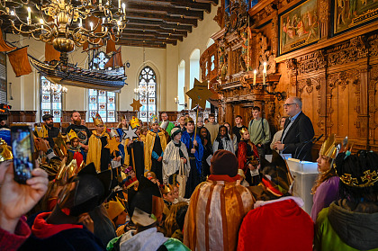 Bürgermeister Andreas Bovenschulte begrüßt die Sternsingerinnen und Sternsinger in der Oberen Rathaushalle.