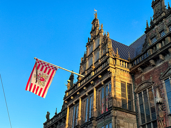 Trauerbeflaggung am Bremer Rathaus.