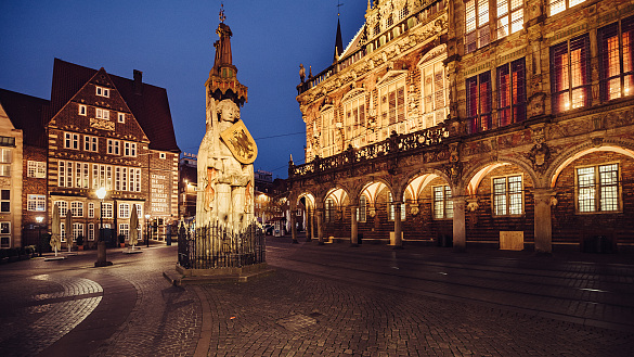 Blick auf dem Bremer Roland und dem Bremer Rathaus in Abendstimmung.