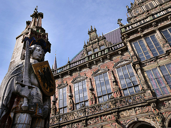 Roland im Vordergrund mit dem Rathaus dahinter.